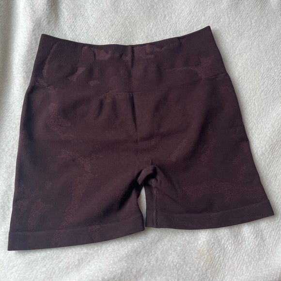 Aurola Seamless Scrunch Shorts- Brown Camo - Picture 2 of 2
